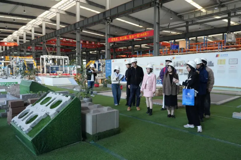 विदेशी विकास आवश्यकताओं पर ध्यान केंद्रित करते हुए, क्वांगोंग मशीनरी कंपनी लिमिटेड अंतरराष्ट्रीय स्तर पर उन्मुख प्रतिभाओं को विकसित करने के लिए फ़ूज़ौ यूनिवर्सिटी ऑफ फॉरेन स्टडीज एंड ट्रेड के साथ सहयोग करती है।